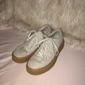 Tennis shoes